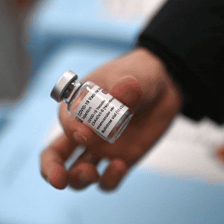 AstraZeneca admite efecto secundario grave por vacuna anticovid