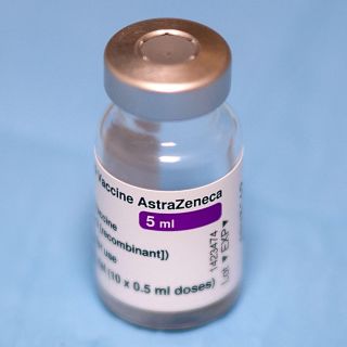 Estos son los síntomas de la trombosis, efecto secundario de la vacuna contra COVID-19 de AstraZeneca