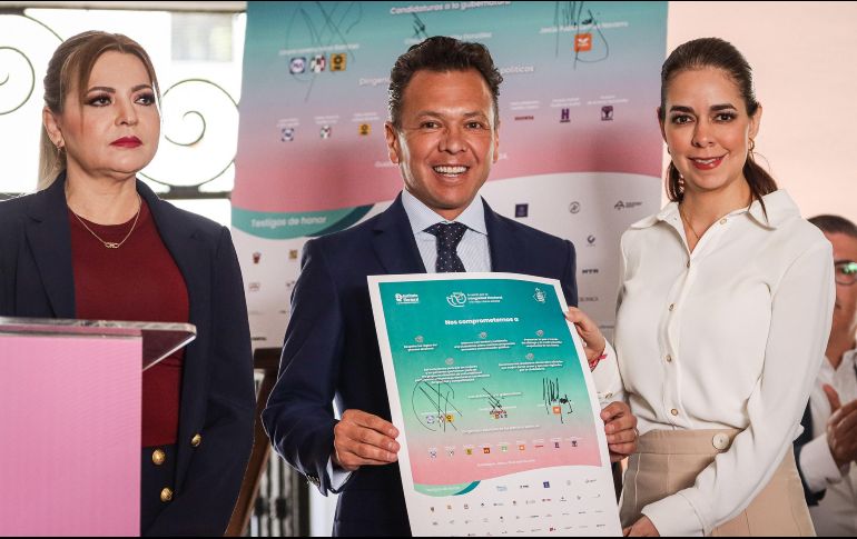 Claudia Delgadillo, Pablo Lemus y Laura Haro durante la firma del Acuerdo por la Integridad Electoral y la Vida Cívica Estatal, que se llevó a cabo ayer en el Instituto Cultural Cabañas en Guadalajara. EL INFORMADOR/H. Figueroa
