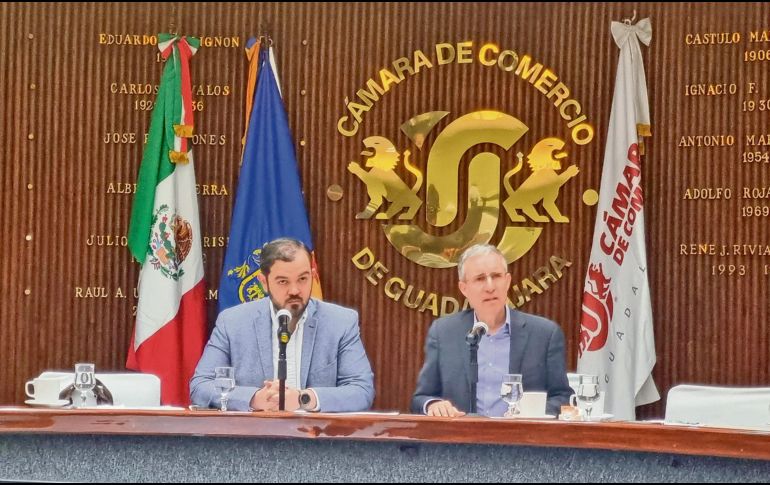 Los autores Rodrigo Solá (izquierda) y Guillermo Velasco acudieron ayer a las instalaciones de la Canaco para dar a conocer los resultados de la encuesta. EL INFORMADOR/ J. Velazco