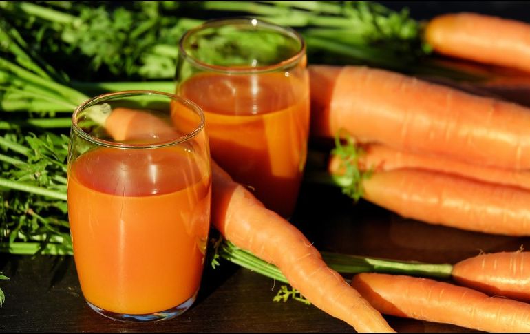 El jugo de zanahoria contiene cantidades elevadas de vitaminas y minerales que aportan en el correcto funcionamiento del organismo. ESPECIAL/Foto de Couleur en Pixabay