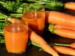 El jugo de zanahoria contiene cantidades elevadas de vitaminas y minerales que aportan en el correcto funcionamiento del organismo. ESPECIAL/Foto de Couleur en Pixabay