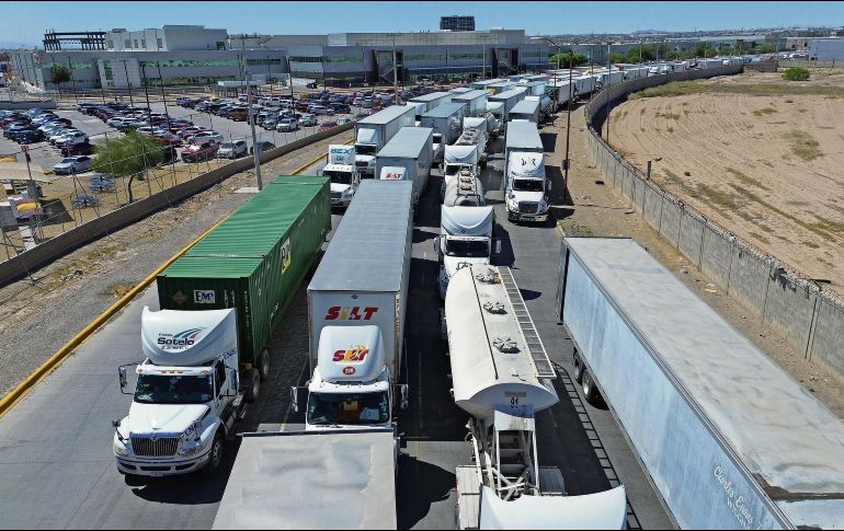 Filas de camiones en espera para cruzar hacia Estados Unidos. EFE