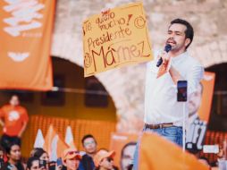 El abanderado de MC hizo el obsequio para que los más jóvenes lo conozcan. ESPECIAL