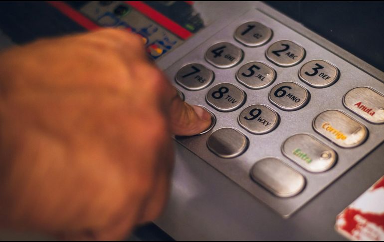 Este miércoles 1 de mayo es día feriado, por lo que muchas empresas, incluidos los bancos, no abren. ESPECIAL / Foto de Eduardo Soares en Unsplash