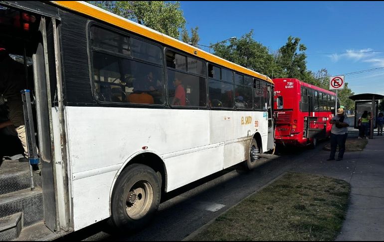 Los involucrados en el choque fueron la unidad de transporte público U-031  de la ruta T-13B-1 y la unidad 550. CORTESÍA/  Protección Civil y Bomberos de Guadalajara.