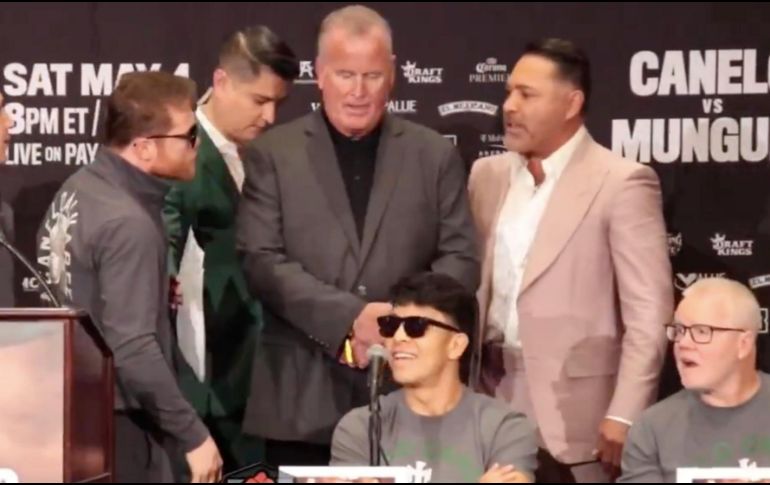 Álvarez Barragán no se aguantó las ganas y tomó el micrófono cuando no le correspondía, insultando soezmente al ex boxeador México-americano. ESPECIAL