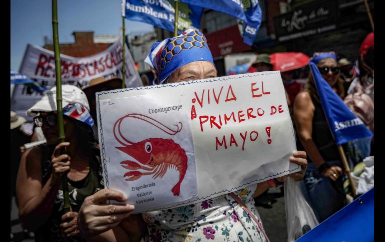 Una mujer sostiene una pancarta con la frase 