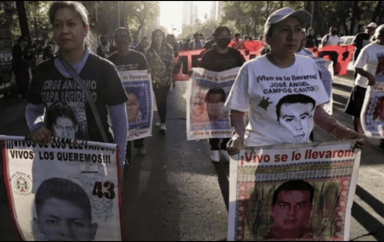 Las madres y los padres de los 43 analizan interponer una denuncia ante la CIDH en contra el gobierno de López Obrador por no haber resuelto el caso Ayotzinapa. SUN / ARCHIVO