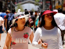 Sugieren evitar exponerse a los rayos del sol de manera prolongada, aumentar el consumo de agua potable y evitar hacer ejercicio entre las 11:00 y 16:00 horas debajo de los rayos del sol. NTX / ARCHIVO