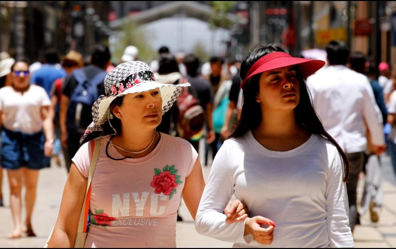 Sugieren evitar exponerse a los rayos del sol de manera prolongada, aumentar el consumo de agua potable y evitar hacer ejercicio entre las 11:00 y 16:00 horas debajo de los rayos del sol. NTX / ARCHIVO