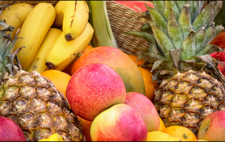 Las recomendaciones de los especialistas es incluir la fruta en nuestra alimentación al menos una o dos veces al día. ESPECIAL/CANVA