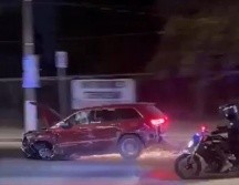 Los policías municipales y agentes viales pudieron detener al sujeto. ESPECIAL