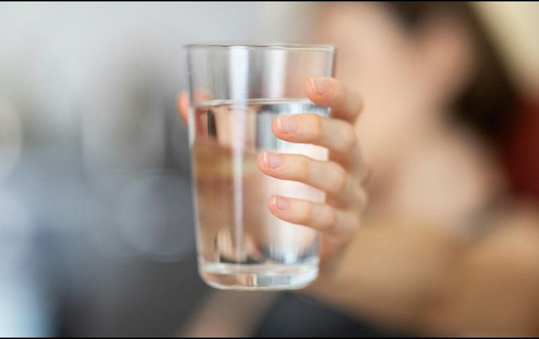 Cuando está presente una ola de calor, la recomendación de la cantidad de agua que se debe beber no cambia, pero sí se insiste en no dejar de ingerir los líquidos. ESPECIAL / Foto de engin akyurt en Unsplash