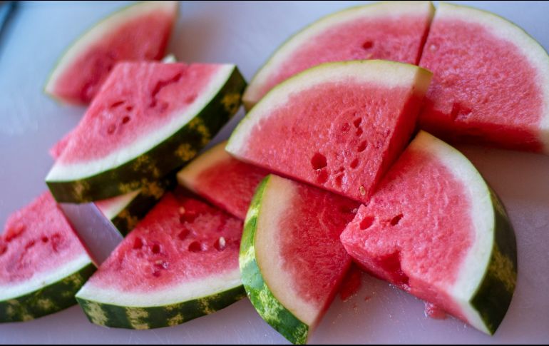 Las frutas y verduras son fuente importante de líquido para el cuerpo. ESPECIAL / Foto de T.J. Breshears en Unsplash