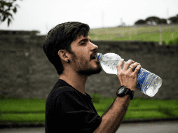 Lo recomendable es evitar el consumo de bebidas con azucaradas o alcohólicas y en su lugar optar por agua natural. CANVA