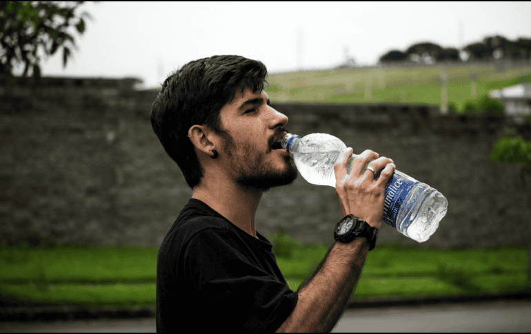 Lo recomendable es evitar el consumo de bebidas con azucaradas o alcohólicas y en su lugar optar por agua natural. CANVA