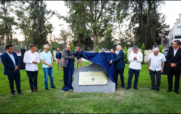 La familia y amistades de Raúl Padilla, echaron una pala de tierra al ejemplar como parte del protocolo de la plantación del mismo. EL INFORMADOR/A. NAVARRO