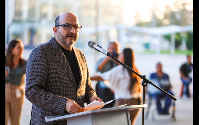 La familia y amistades de Raúl Padilla, echaron una pala de tierra al ejemplar como parte del protocolo de la plantación del mismo. EL INFORMADOR/A. NAVARRO