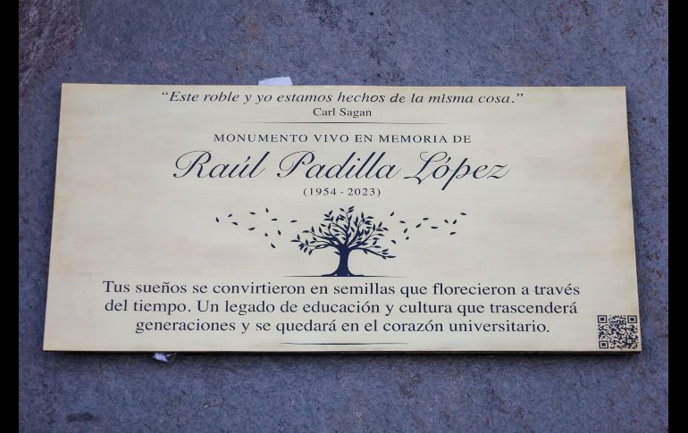 La familia y amistades de Raúl Padilla, echaron una pala de tierra al ejemplar como parte del protocolo de la plantación del mismo. EL INFORMADOR/A. NAVARRO