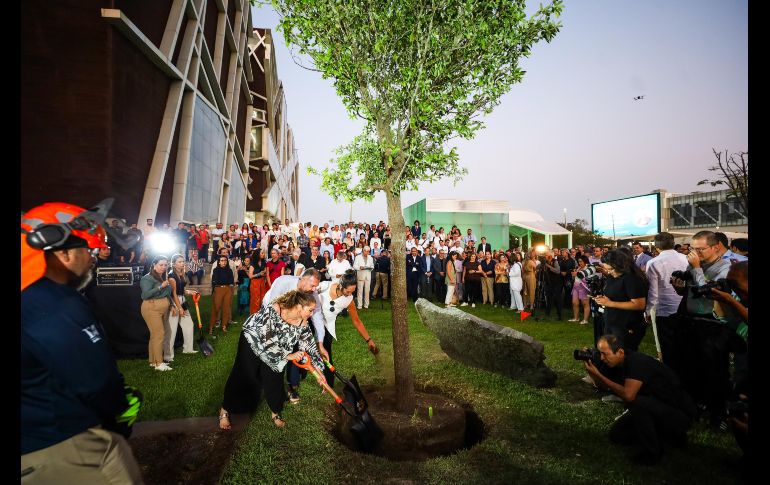 La familia y amistades de Raúl Padilla, echaron una pala de tierra al ejemplar como parte del protocolo de la plantación del mismo. EL INFORMADOR/A. NAVARRO