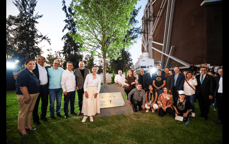 La familia y amistades de Raúl Padilla, echaron una pala de tierra al ejemplar como parte del protocolo de la plantación del mismo. EL INFORMADOR/A. NAVARRO