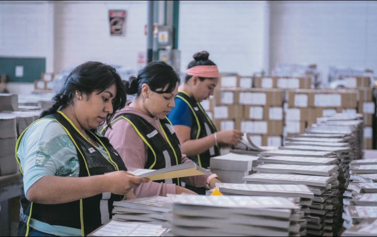 En su cuenta de X, Talleres Gráficos de México publicó algunas imágenes donde se puede apreciar el trabajo previo a la entrega del material. ESPECIAL