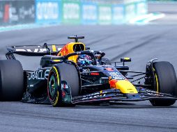Max Verstappen demostró su dominio al llevarse la victoria sin mayores sobresaltos, consolidando su posición como uno de los favoritos para el título. EFE / C. Herrera