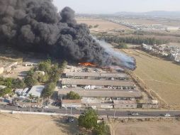 Los trabajos de enfriamiento de las tres hectáreas afectadas durarán toda la madrugada de este domingo. ESPECIAL
