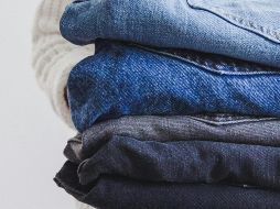 A diferencia de otras telas, la mezclilla necesita de las temperaturas bajas para evitar daños en su composición. UNSPLASH/ Foto de Maude Frédérique Lavoie