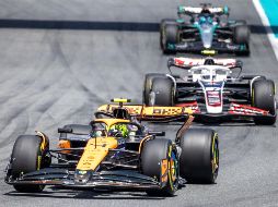 Lando Norris no se dejó amedrentar por los embates de Verstappen y pronto se separó por más de seis segundos. EFE/ C. HERRERA-ULASHKEVICH