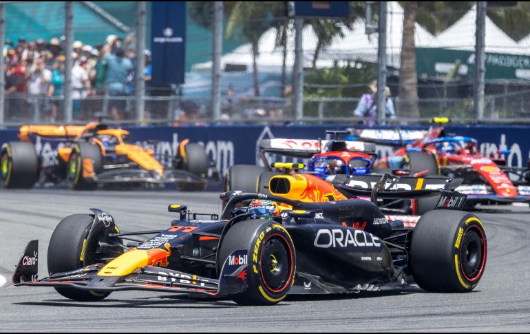 El piloto jalisciense necesita volver a lucirse sobre el asfalto para mantenerse en la pelea y asegurar, por lo menos, un año más su asiento con la escudería austriaca. EFE/ ARCHIVO.