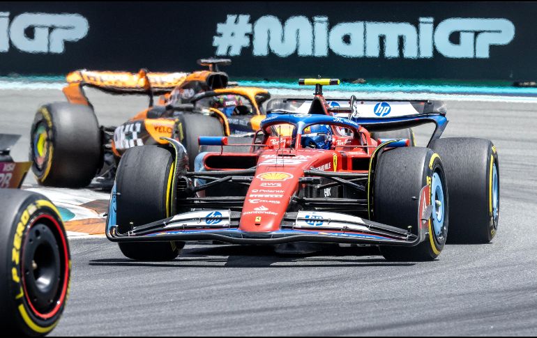 El incidente de Sainz con el australiano Piastri ocurrió cuando el español se lanzó por fuera en la curva 11. EFE/ C. HERRERA-ULASHKEVICH