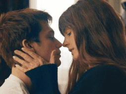 Esta fresca historia de amor y tragedia nos tiene a todos vueltos locos, sobre todo por el increíble talento de una Anne Hathaway reinventada. PRIME VIDEO