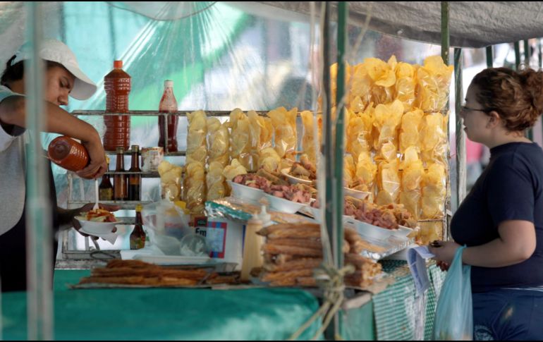 Se tiene la idea errónea de que dejando de comer se baja de peso, cuando realmente lo que se logra es aumentar el apetito y la ansiedad, y entonces se termina comiendo alimentos con alto contenido calórico. EL INFORMADOR / ARCHIVO