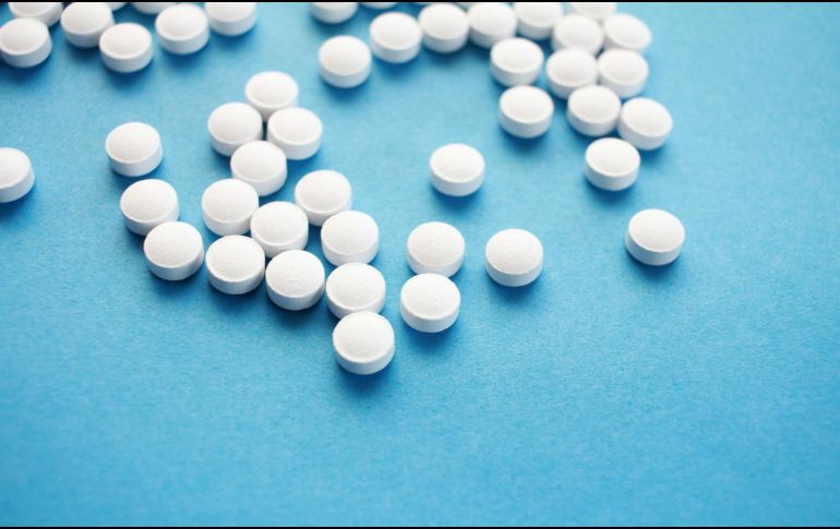 La aspirina es conocida por bajar la fiebre y aliviar el dolor leve. ESPECIAL/ Foto de Hal Gatewood en Unsplash