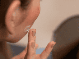 El cuidado adecuado de la piel y la atención a las señales de tu cuerpo son fundamentales para mantener una piel sana y radiante. Freepik