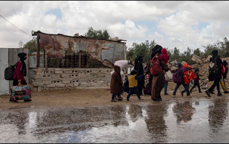 Israel ordenó a los palestinos que desalojaran los vecindarios del este de Rafah, advirtiendo que un ataque era inminente. EFE