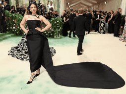 Rosalía llegó a la alfombra de la Met Gala de Nueva York con un vestido Dior, ceñido al cuerpo y de dos piezas. X/@Indie5051