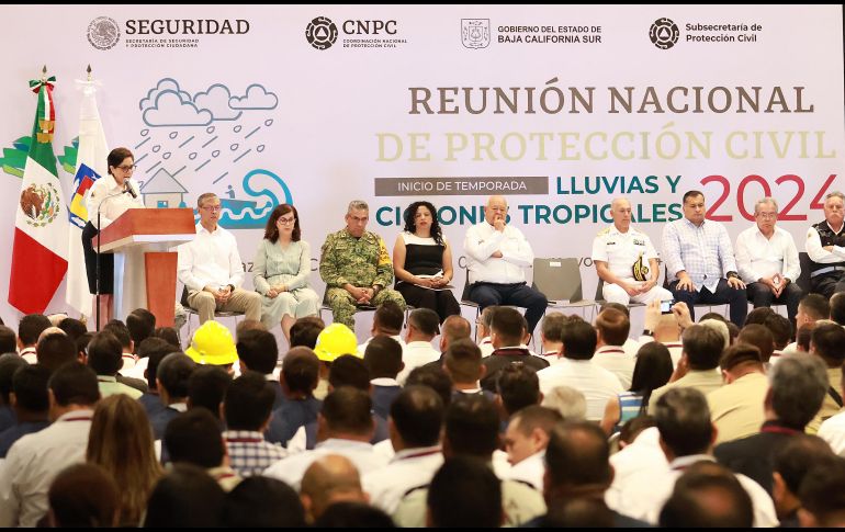 La coordinadora nacional de Protección Civil, Laura Velázquez, habla durante la Reunión Nacional de Protección Civil este lunes en donde se informó que hasta 41 ciclones con nombre se formarán en el oceano Atlántico y el Pacífico en la temporada 2024. EFE/M. Fong