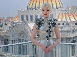 Anya Taylor-Joy posa con el Palacio de Bellas Artes a su espalda. EL UNIVERSAL