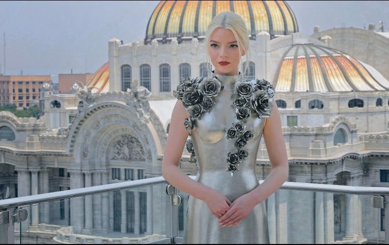 Anya Taylor-Joy posa con el Palacio de Bellas Artes a su espalda. EL UNIVERSAL
