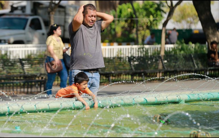 Los tapatíos se refrescan en medio de la ola de calor que azota la ciudad. EL INFORMADOR/ ARCHIVO