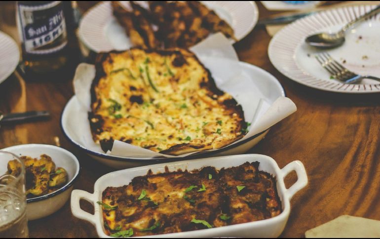 Las comidas abundantes con una alta proporción de ingredientes no son una buena idea. UNSPLASH / Leif Inge Fosen