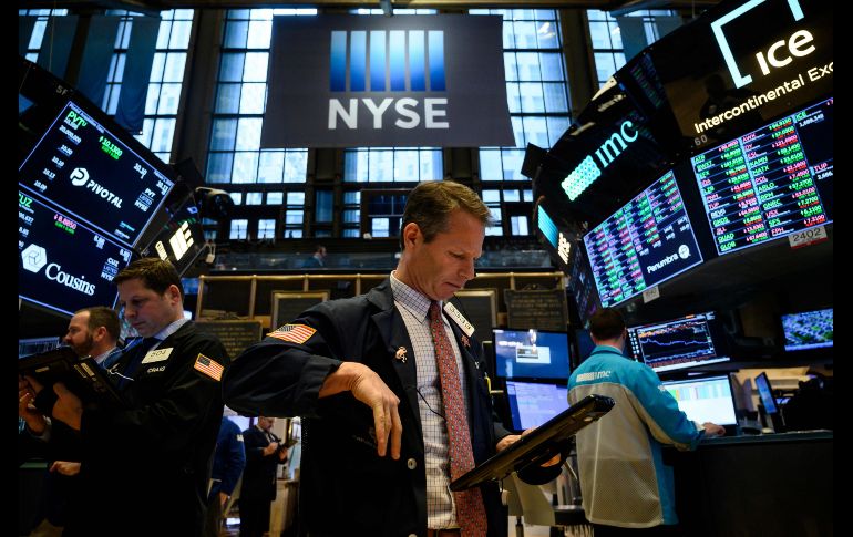 Wall Street continúa atento a los próximos movimientos de la Fed, después de que su presidente, Jerome Powell, descartara la semana pasada una subida de tipos de interés a corto plazo. AFP / ARCHIVO