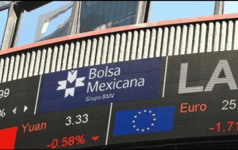 En la jornada, el peso se depreció un 0.11% frente al dólar, al cotizar a 16.9 unidades por billete verde, luego de los 16.88 en la jornada previa, según datos del Banco de México. EFE / ARCHIVO