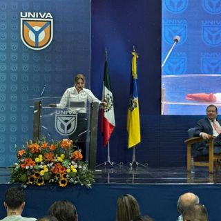 Se reúne Claudia Delgadillo con estudiantes en la Univa