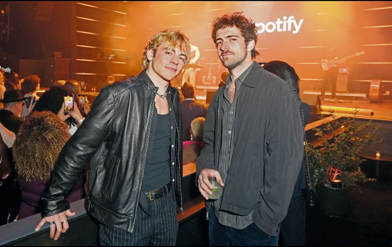 Ross Lynch y Rocky Lynch posan desde Los Ángeles, California, en un evento de Spotify. AFP