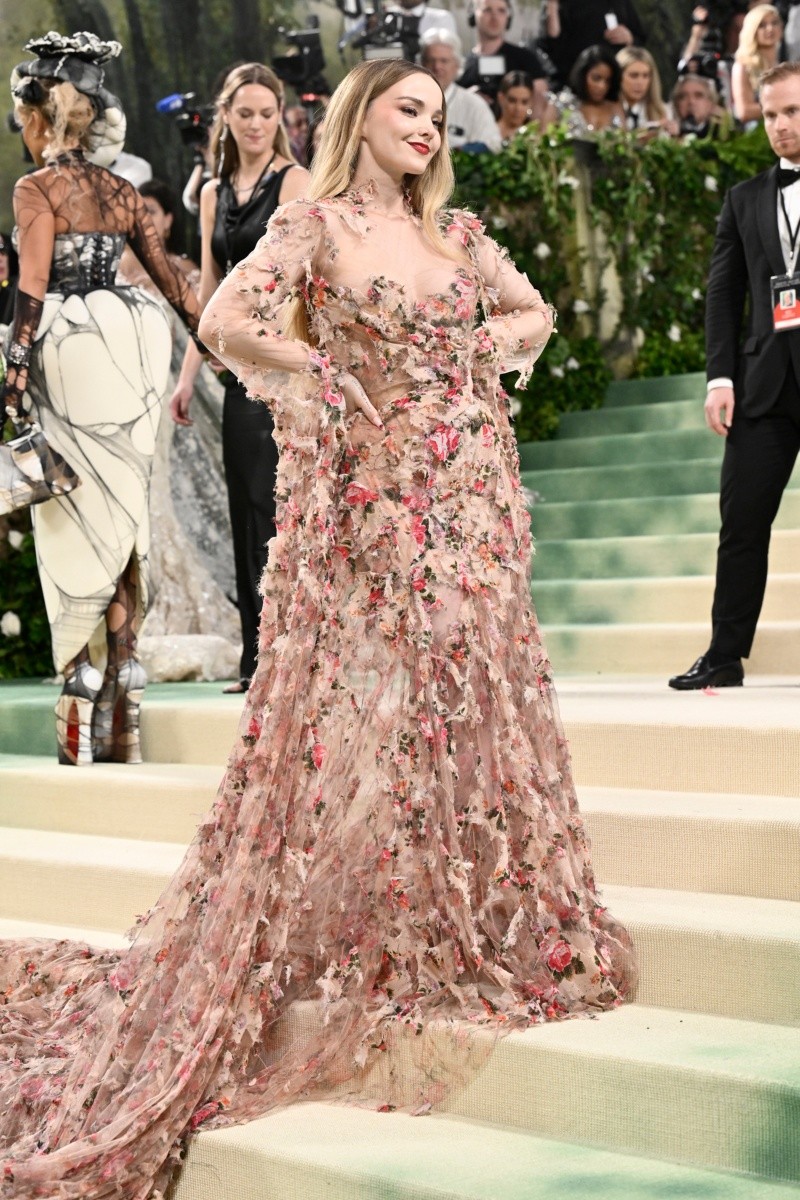 Dove Cameron en la Met Gala 2024. AP/ Evan Agostini