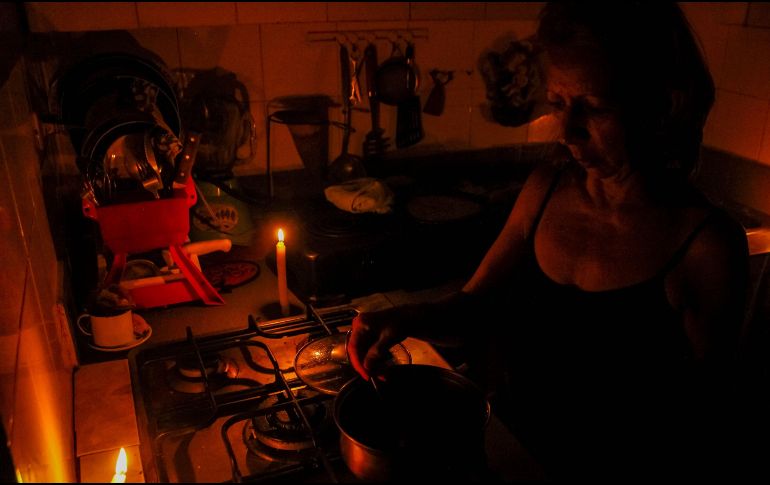 Expertos señalan que el apagón fue producto de las altas temperaturas que hicieron en diversas entidades que la población activara ventiladores y aires acondicionados lo que incrementó la demanda de energía eléctrica. EFE / ARCHIVO